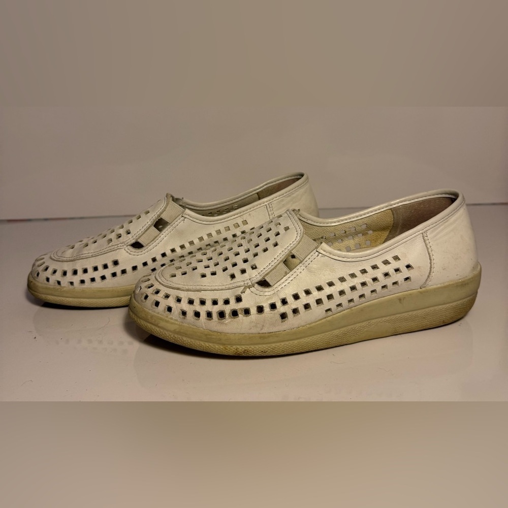 Volks Walkers Shoes Women's EUR 37/7-7.5White Leathr PerferatedComfort Europian - Picture 2 of 6
